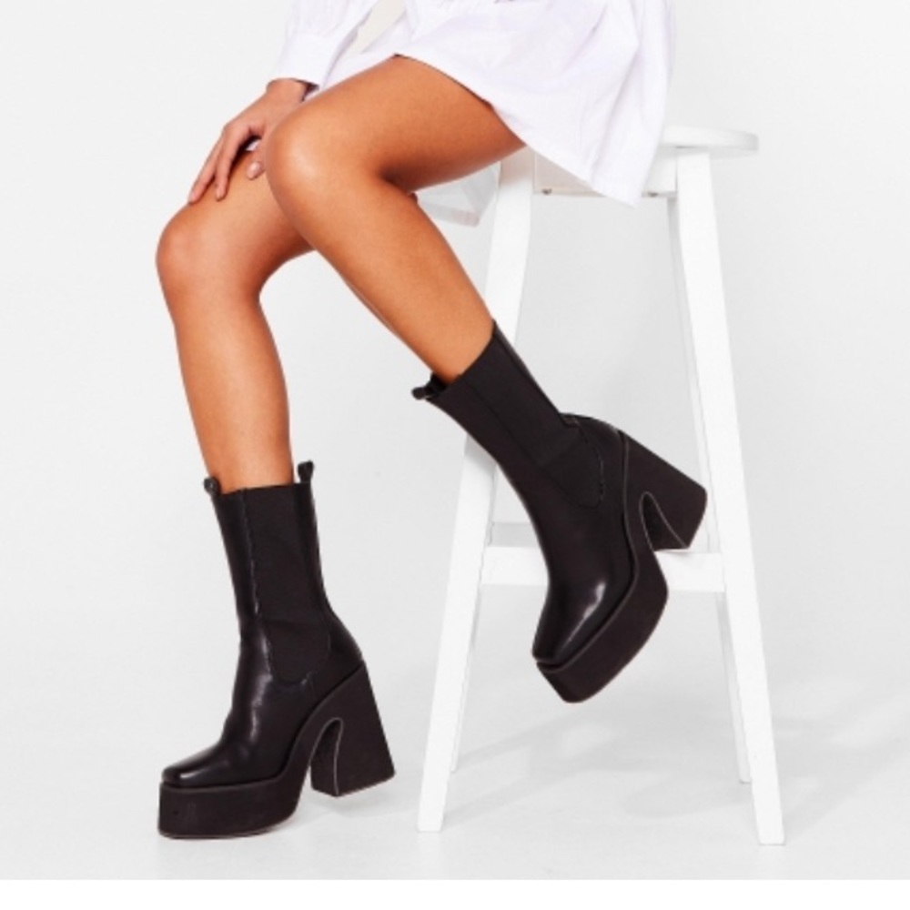 NEVER WORN Platform Heeled Boots